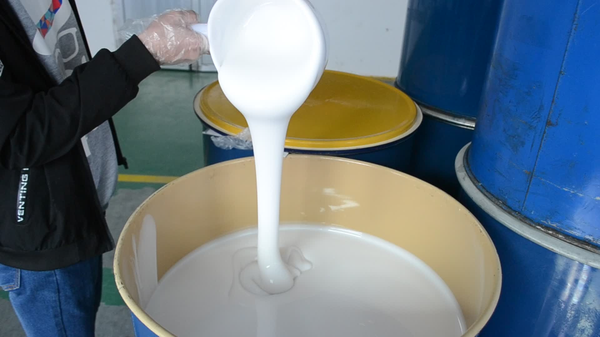 選購模具硅膠如何適應(yīng)小批量與大批量生產(chǎn)的靈活需求？